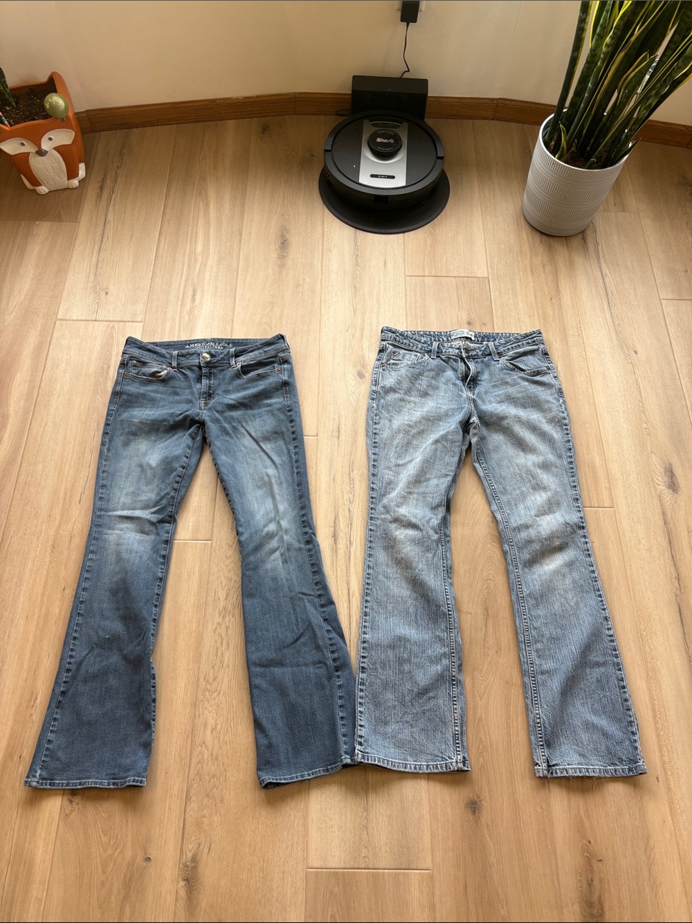 🦋2 pairs of women’s size 10 long jeans🦋